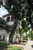w Bright Colonial 5BR House With Balcony