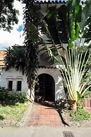 w Bright Colonial 5BR House With Balcony