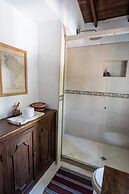 w Bright Colonial 5BR House With Balcony