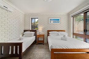 Spacious 4-bed Home 5-min From the Beach