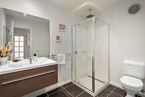 Spacious 4-bed Home 5-min From the Beach