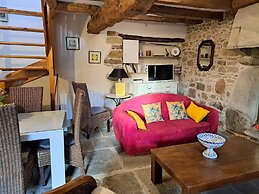 Granite Stone House - Guimaec