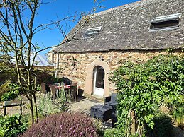 Granite Stone House - Guimaec