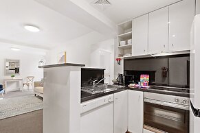 Chic 1-bed Apartment Steps From Shopping Street