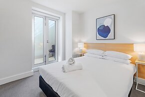 Chic 1-bed Apartment Steps From Shopping Street