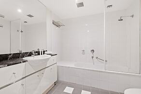 Chic 1-bed Apartment Steps From Shopping Street