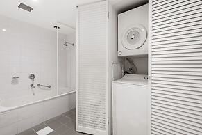Chic 1-bed Apartment Steps From Shopping Street