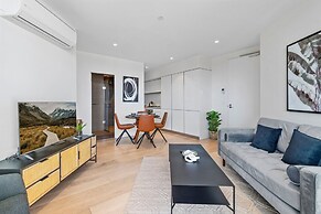 Elegant 2-bed Apartment With Expansive City Views