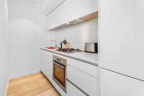 Elegant 2-bed Apartment With Expansive City Views