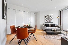 Elegant 2-bed Apartment With Expansive City Views