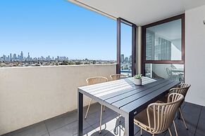 Elegant 2-bed Apartment With Expansive City Views