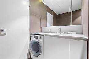 Elegant 2-bed Apartment With Expansive City Views