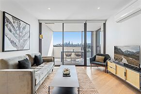Elegant 2-bed Apartment With Expansive City Views