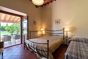 Apartment in Laterina With Shared Pool