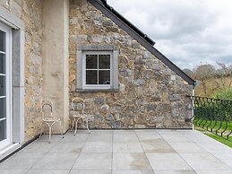 Spacious Holiday Home With Sunny Terrace