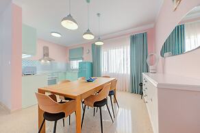 Colourful Spacious Maisonette with Yard