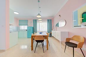 Colourful Spacious Maisonette with Yard