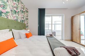 Colourful Spacious Maisonette with Yard