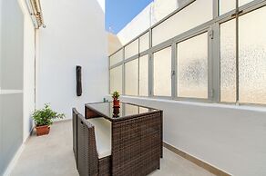 Colourful Spacious Maisonette with Yard