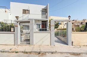 Colourful Spacious Maisonette with Yard