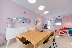 Colourful Spacious Maisonette with Yard