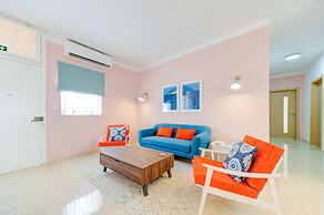Colourful Spacious Maisonette with Yard
