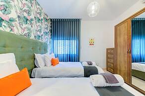 Colourful Spacious Maisonette with Yard
