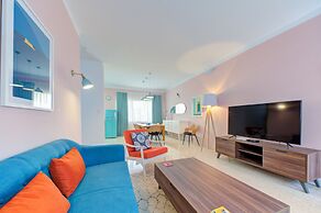 Colourful Spacious Maisonette with Yard