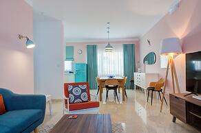 Colourful Spacious Maisonette with Yard