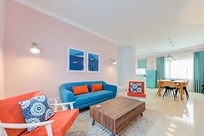 Colourful Spacious Maisonette with Yard