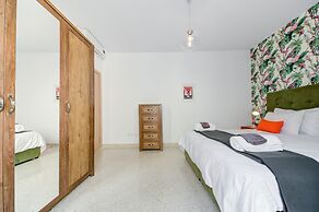 Colourful Spacious Maisonette with Yard