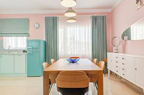 Colourful Spacious Maisonette with Yard