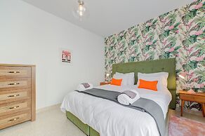 Colourful Spacious Maisonette with Yard