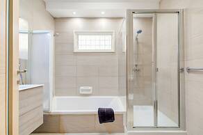 Colourful Spacious Maisonette with Yard