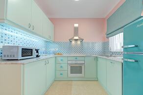 Colourful Spacious Maisonette with Yard