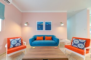 Colourful Spacious Maisonette with Yard