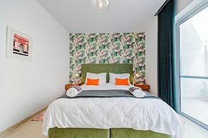 Colourful Spacious Maisonette with Yard