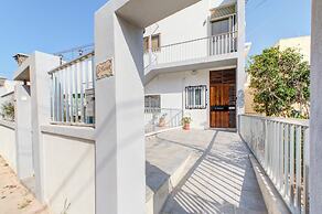 Colourful Spacious Maisonette with Yard