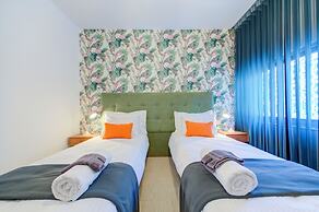 Colourful Spacious Maisonette with Yard
