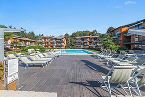 Blu Oltrelago Pool & Lake
