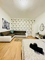 Cozy 7BR Villa Near Blumengarten