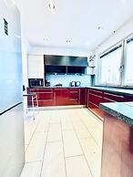 Cozy 7BR Villa Near Blumengarten