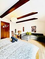 Cozy 7BR Villa Near Blumengarten