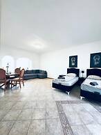 Cozy 7BR Villa Near Blumengarten