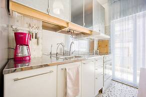 Sunny 1-bedroom Apt 10 Min Walk to Acropolis