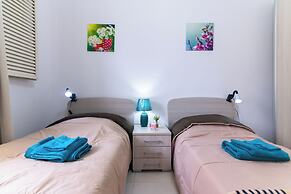 Seaside Cosy Maisonette- 2 mins from sea