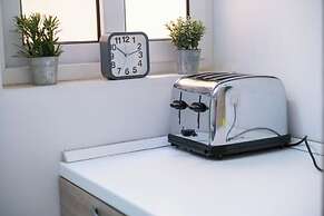 Seaside Cosy Maisonette- 2 mins from sea