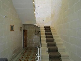 Cauchi corner house with roof top pool