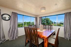 Ocean & Mountain Views 3-bedroom Home