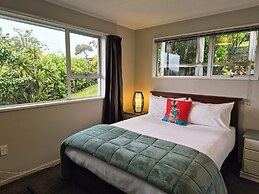Ocean & Mountain Views 3-bedroom Home